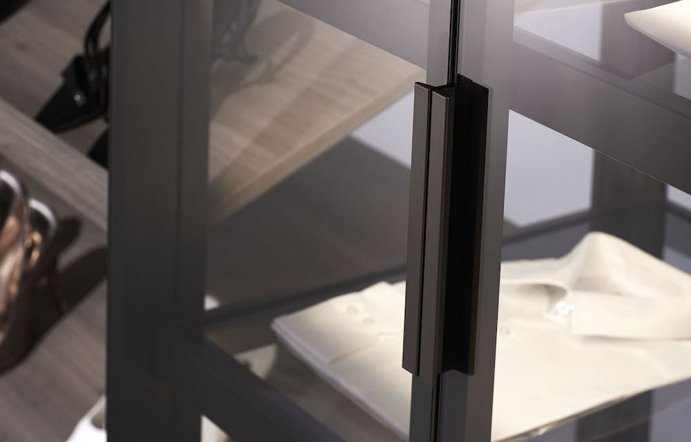 3.1.16 Detalle de puerta batiente en aluminio y vidrio 1000x640 - Armarios de dise&ntilde;o