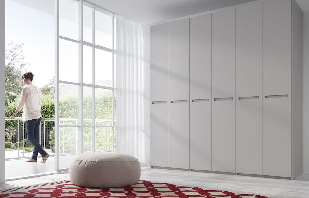 3.1.28 Armario con puertas batientes y tirador embutido 1000x640 - Armarios de dise&ntilde;o