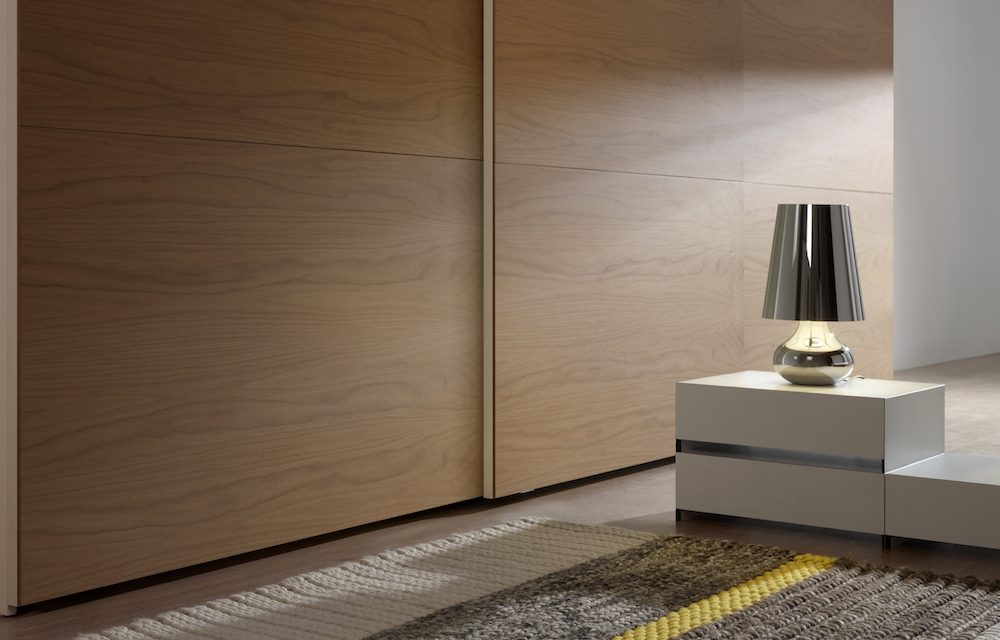 3.1.30 Detalle veta continua armario en madera 1000x640 - Armarios de dise&ntilde;o