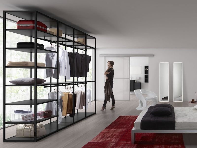 3.2.5 Vestidor con estructura de aluminio lacada negra en isla 800x600 - Vestidores de dise&ntilde;o