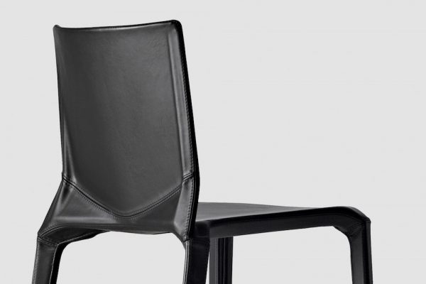 Silla Plana tapizada en cuero 600x400 - Sillas de dise&ntilde;o