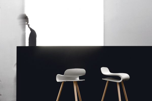 Taburete BCN con patas de madera 600x400 - Sillas de dise&ntilde;o