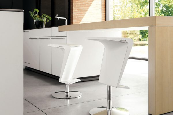 Taburete Dart de Kristalia 600x400 - Sillas de dise&ntilde;o