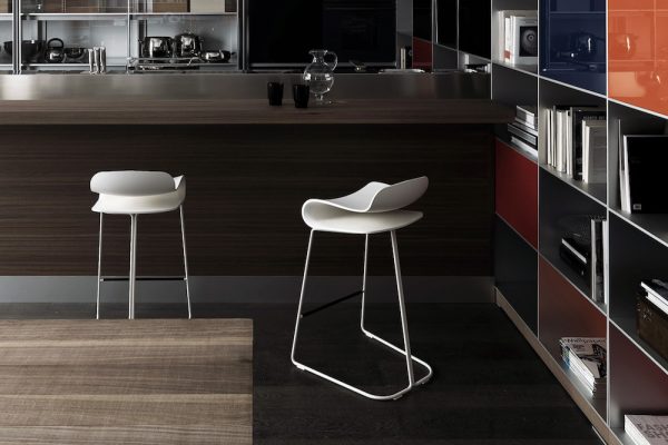 Taburetes BCN color blanco de Kristalia 600x400 - Sillas de dise&ntilde;o